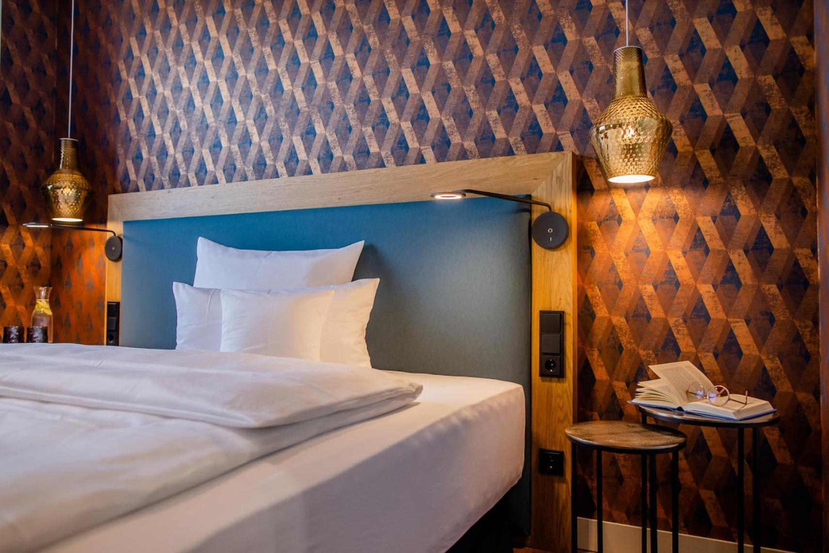 Seehotel Niedernberg - Das Dorf Am See Экстерьер фото
