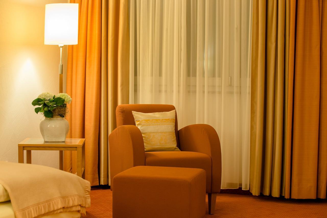Seehotel Niedernberg - Das Dorf Am See Экстерьер фото
