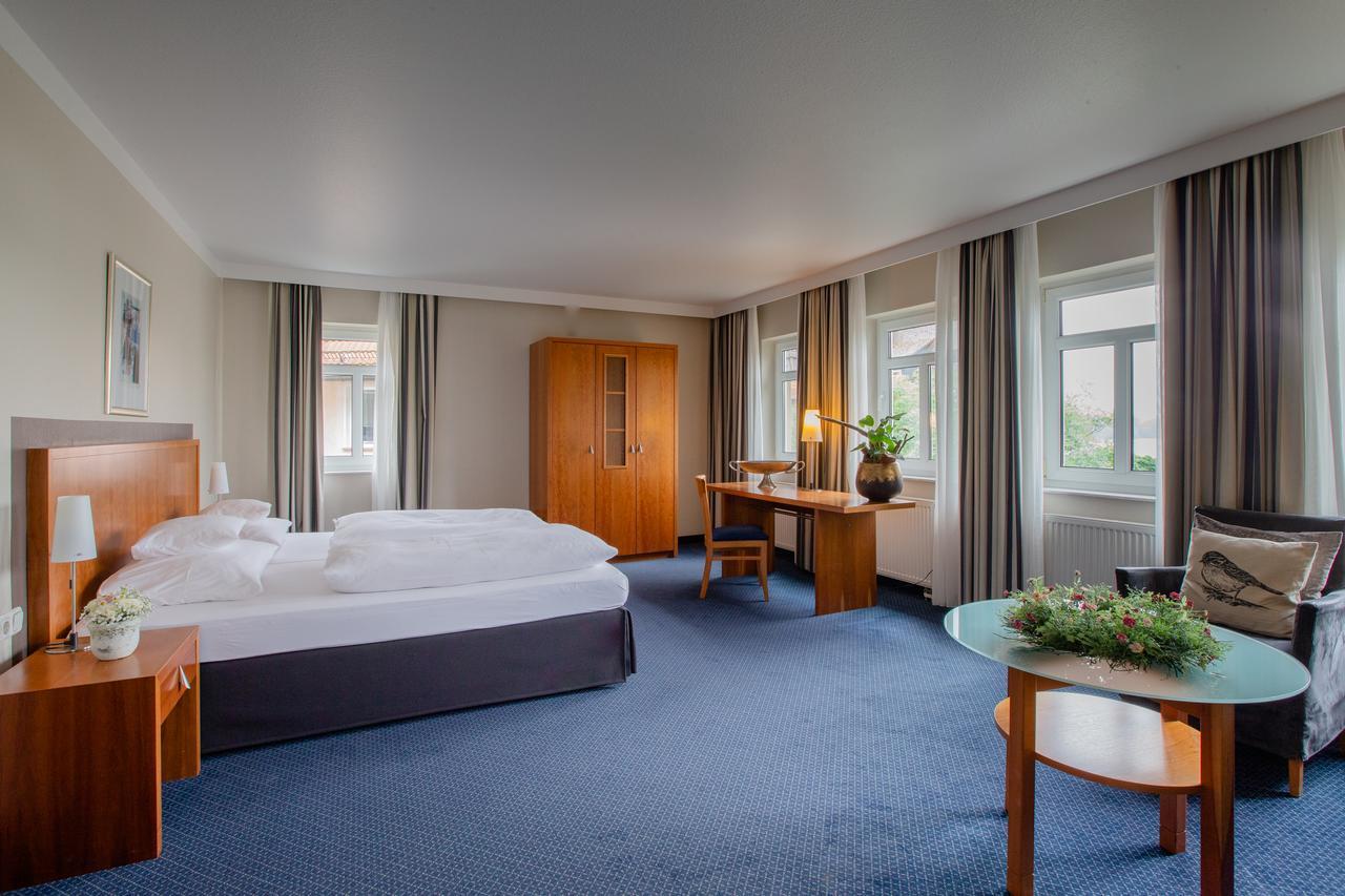 Seehotel Niedernberg - Das Dorf Am See Экстерьер фото