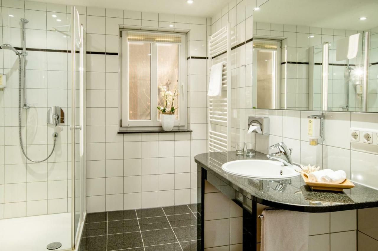 Seehotel Niedernberg - Das Dorf Am See Экстерьер фото