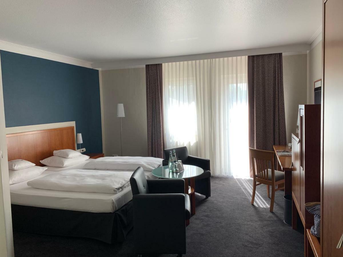 Seehotel Niedernberg - Das Dorf Am See Экстерьер фото